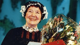 Liesel Christ mit Blumenstrauß 1993 bei Feier ihres 70-jährigen Bühnenjubiläums