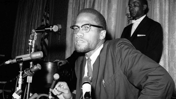 Malcolm X auf einer Pressekonferenz in New York 1963