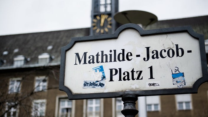 Straßenschild: Mathilde-Jacob-Platz 1