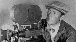 Friedrich Wilhelm Murnau mit einer Kamera, ca. 1921