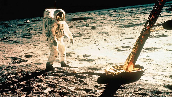 Neil Armstrong betritt als erster Mensch die Mondoberfläche