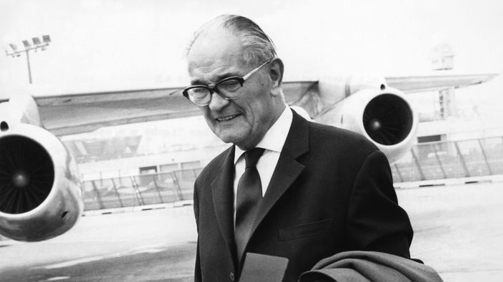 Martin Niemöller vor seinem Abflug in die Vereinigten Staaten 