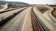 Blick auf das leere Autobahnkreutz Duisburg-Kaiserberg am 2.12.1973