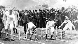 100-Meter-Lauf: Thomas Burke (2. v. l.) und Fritz Hofmann (2. v. r.)