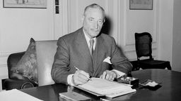 Sir Ernest Oppenheimer an seinem Schreibtisch in Johannesburg