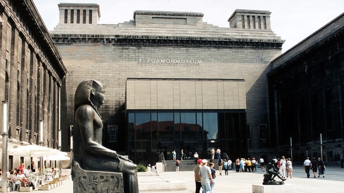 Blick auf den Eingangsbereich des Pergamonmuseums, 1998