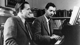 Peter Pears (l.) und Benjamin Britten sitzen zusammen am Klavier