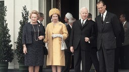 Queen Elisabeth II. vor der Villa Hammerschmidt