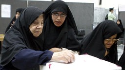 Iranische Frauen an der Wahlurne