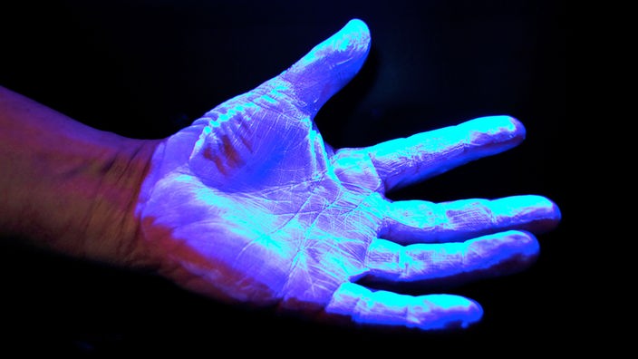 Hand unter ultraviolettem Licht