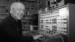 In seinem Berliner Tonstudio spielt der 89jährige Musiker Oskar Sala auf einem sogenannten Mixtur-Trautonium.