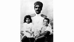 Reza Khan Pahlewi mit Sohn Mohammed Reza und Tochter Ashraf