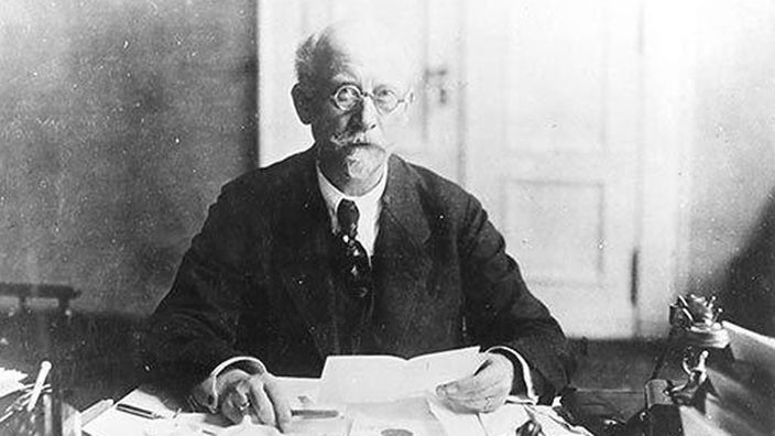 Philipp Scheidemann am Schreibtisch sitzend, Foto von 1925