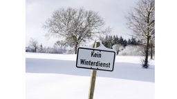Schild in Winterlandschaft