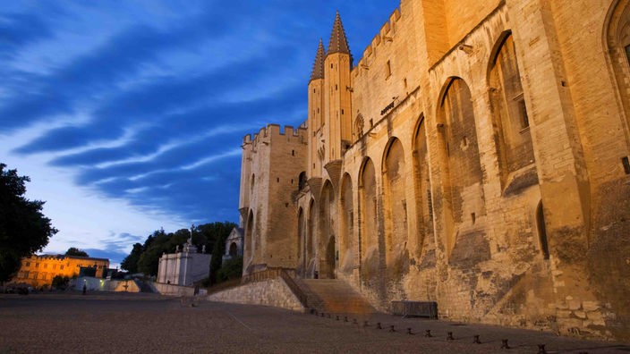 Das Portal des Papstpalasts in Avignon