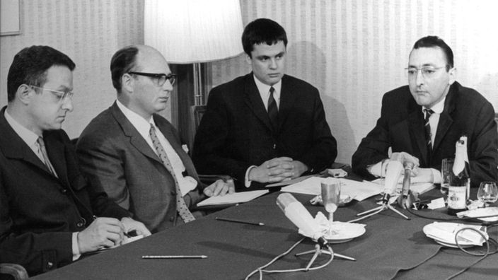 Waldemar Schweitzer (re.) mit Journalisten