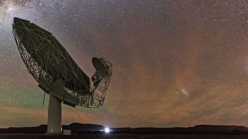 Radioteleskop vor Sternenhimmel
