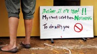 "Glaub es oder glaub es nicht: mein kurzer Rock hat nichts mit dir zu tun" steht auf dem Schild, das in Neu Delhi zu sehen ist