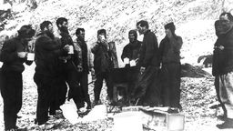 Die erste Mahlzeit auf der Elephant Island, nachdem die Manschaft von Ernest Henry Shackleton durch Eisstürme zur rettende Insel gerudert ist.