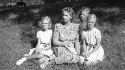 Sibylla Prinzessin von Sachsen-Coburg und Gotha mit ihren drei Töchtern im Park 1944