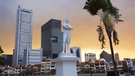 Statur von Sir Stamford Raffles vor der Stadtansicht von Singapur