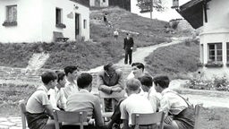 Hermann Gmeiner mit Kindern im ersten SOS-Kinderdorf in Imst/Tirol (1953)