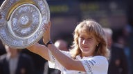 Steffi GRAf hält die Siegerschale nach ihrem ersten Wimbledonsieg hoch