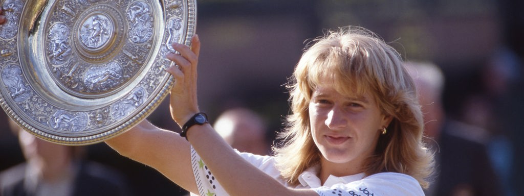 Steffi GRAf hält die Siegerschale nach ihrem ersten Wimbledonsieg hoch
