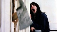 Filmszene aus "Shining": Mit Küchenmesser bewaffnete Frau schreit, weil jemand mit einer Axt die Tür zerschlägt