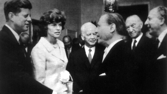 Eunice Shriver und Bruder US-Präsident John F. Kennedy mit deutschen Spitzenpolitikern 1963 in Bonn