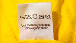 Etikett mit Kennzeichnung 100% Bio-Baumwolle