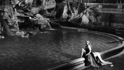  Anita Ekberg im Trevi-Brunnen: Filmszene aus "Das süße Leben" aus dem Jahr 1959.