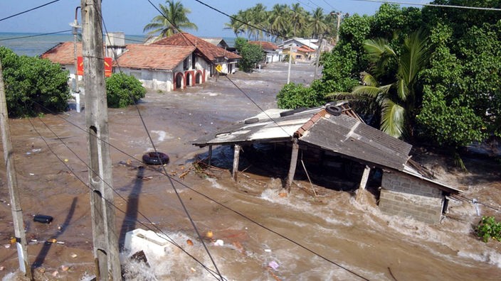 Flutwellen brechen über Maddampegama in Sri Lanka herein und reissen alles mit