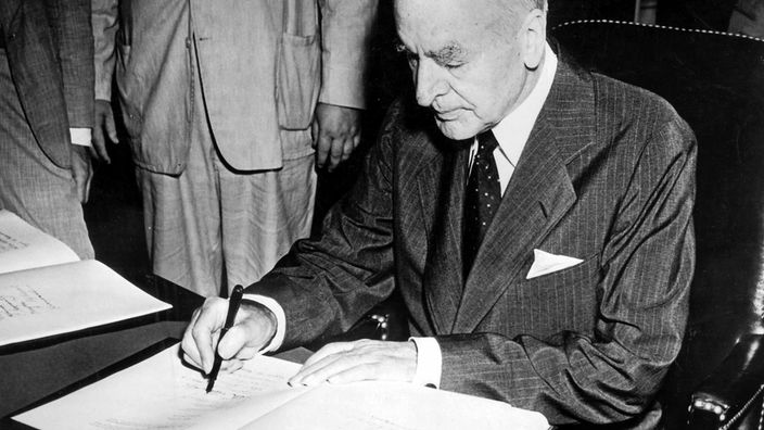 Cordell Hull unterzeichnet UN-Charta 1945