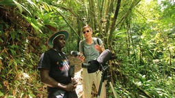 WDR-Reporter Sven Preger (re.) unterwegs mit Naturführer Peter Cox auf der Suche nach dem Kolibri