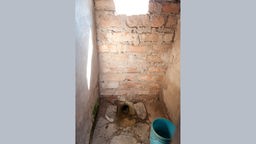 Toilette auf Schulgelände in Tansania, 2013