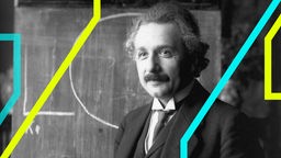 Albert Einstein vor einer Tafel