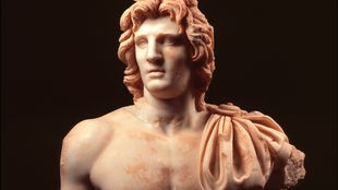 Statue eines Dioskuren mit dem Porträtkopf Alexanders des Großen. Ausschnitt: Büste. Skulptur, römisch, 1. Jahrhundert n. Chr. Marmor, Höhe 227 cm. Fundort: Kyrene (Schahhat, Cyrenaika, Libyen)