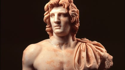 Statue eines Dioskuren mit dem Porträtkopf Alexanders des Großen. Ausschnitt: Büste. Skulptur, römisch, 1. Jahrhundert n. Chr. Marmor, Höhe 227 cm. Fundort: Kyrene (Schahhat, Cyrenaika, Libyen)