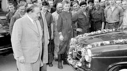 Der deutsche Automobilunternehmer Carl Friedrich Wilhelm Borgward bei der Präsentation des Wagens Isabella 1954 in Bremen.