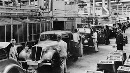 Autowerk Hansa-Lloyd von Carl Borgward in Bremen: Fertigmontage des kleinen Hansa. Aufnahme aus dem Jahr 1938.