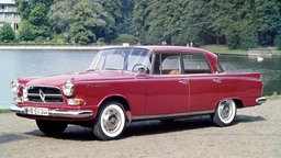  Roter Borgwart P100, auch "Großer Borgward" genannt: Der Wagen war ein Konkurrenzmodell zur Mercedes-Benz S-Klasse (220 Sb) und Opel Kapitän, Aufnahme aus dem Jahr 1960