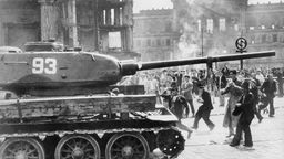 Aufstand in der DDR am 17. Juni 1953 in Ost-Berlin. Sowjetischer Panzer auf dem Potsdamer Platz. Foto.