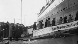 Dampfer "Columbus" der Reederei der Norddeutsche Lloyd. Passagiere gehen an Bord. - 1924 Originalaufnahme im Archiv von ullstein bild