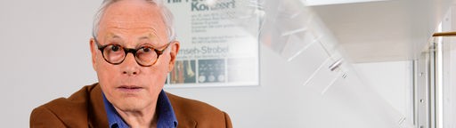 Dieter Rams, früherer Designer vieler Braun-Geräte, betätigt in Kronberg im Taunus in der BraunSammlung ein Tonbandgerät von Braun.
