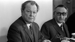Der SPD-Politiker Egon Bahr (neben ihm Willy Brandt)