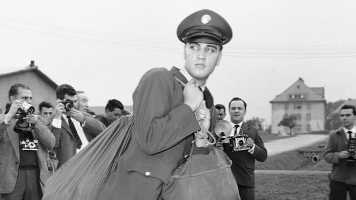 US Popstar Elvis Presley am 2. Oktober 1958 in einer US-Militaerkaserne in Friedberg.