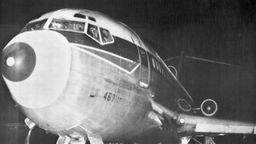 Ein Northwestern Airliner steht nach der Landung auf einer Landebahn am Reno International Airport, um während einer Entführung am Mittwochabend, dem 24. November 1971, aufzutanken. Der Entführer war nicht an Bord, als das Flugzeug landete.