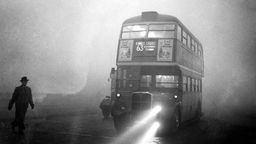 Ein Bus fährt durch den dichten Nebem am 6. Dezember 1952 in London.