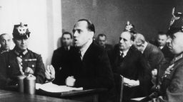 Helmuth James Graf von Moltke, Gründer des Kreisauer Kreises, im Januar 1945 vor dem Volksgerichtshof